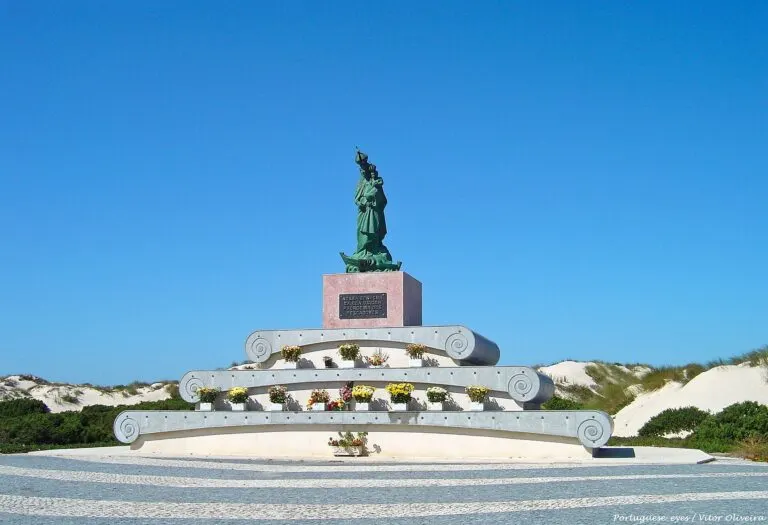 Monumento a Nossa Senhora da Boa Viagem, padroeira dos pescadores, entre as dunas de Peniche