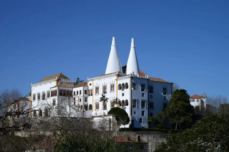 Fachada do Palácio Nacional de Sintra e as chaminés cónicas brancas, num dia de inverno