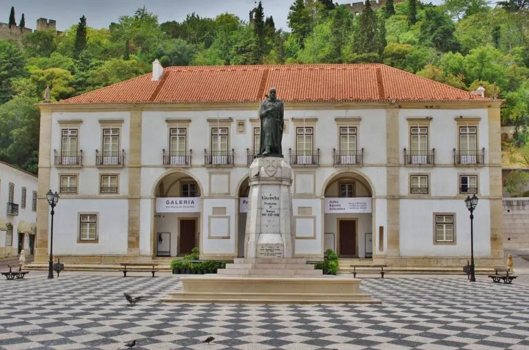 Calçada em xadrez da Praça da República de Tomar diante dos Paços do Concelho
