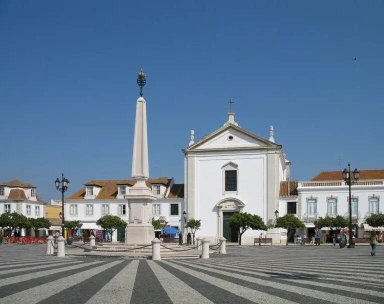 O obelisco e a igreja matriz na Praça Marquês de Pombal, com a calçada em raios
