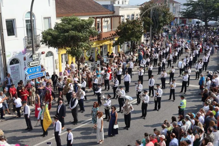 Banda filarmónica e público na procissão das Festas de São Tomé, em Mira