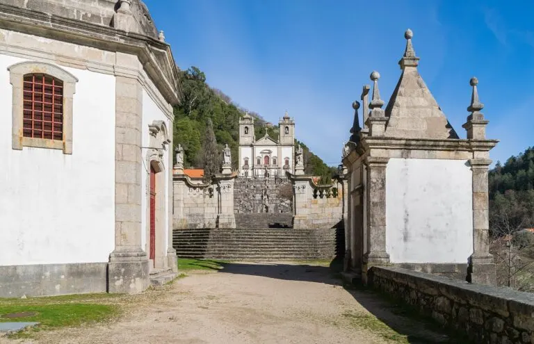 Capelas do escadório do Santuário da Peneda, com a igreja ao fundo, no alto das escadarias