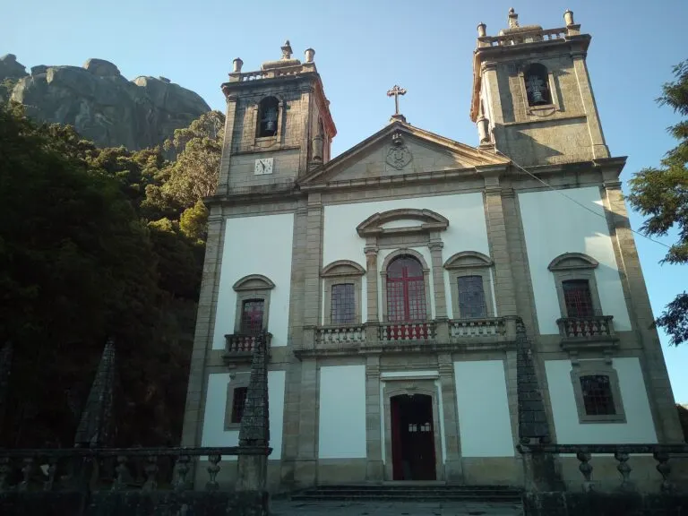 Fachada da igreja do Santuário de Nossa Senhora da Peneda, com o penedo de granito por trás