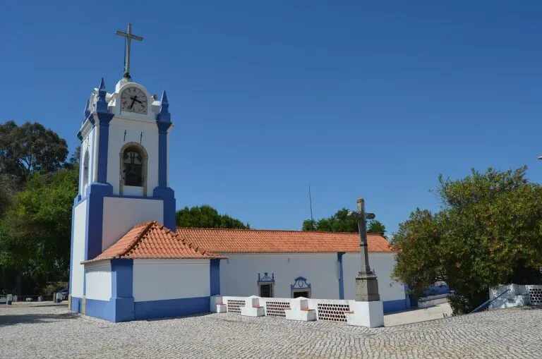 Igreja de Nossa Senhora do Castelo, em Coruche, com a torre sineira e o cruzeiro no adro