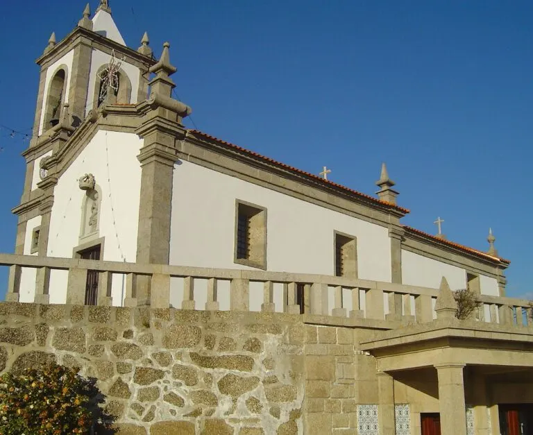 Santuário de Nossa Senhora da Aparecida, em Torno (Lousada), sobre o muro de granito