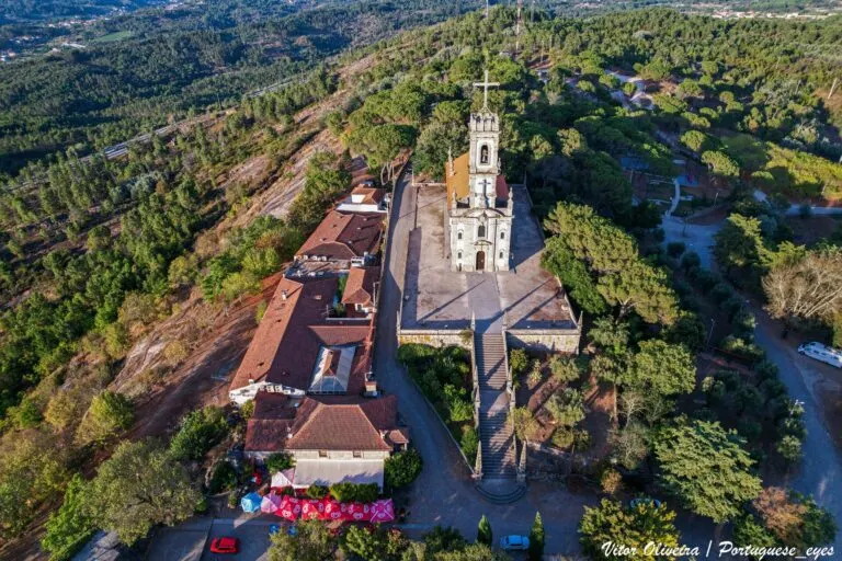 Vista aérea do Santuário de Nossa Senhora do Castelo no alto do monte, em Mangualde
