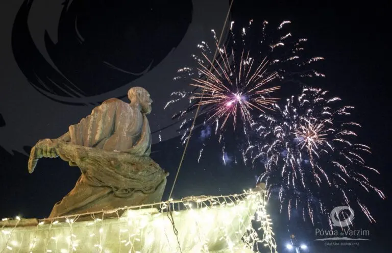 Monumento a São Pedro na Póvoa de Varzim, iluminado, com fogo de artifício no céu durante as Festas de São Pedro