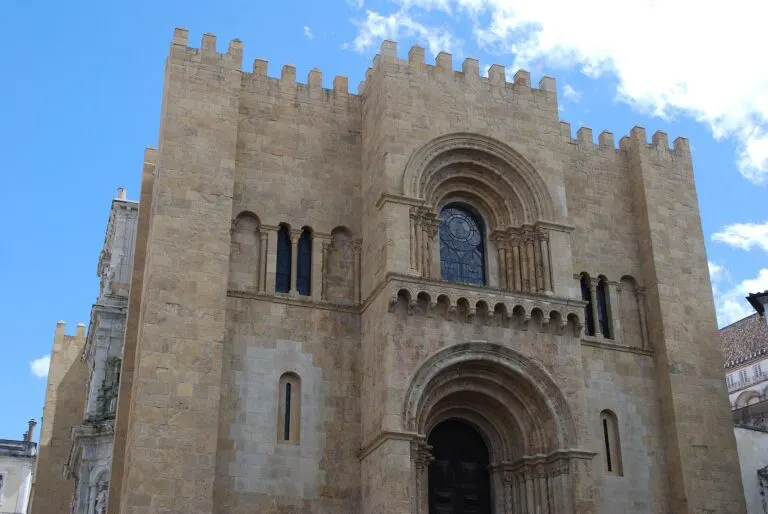 Fachada românica da Sé Velha de Coimbra, cenário da Serenata Monumental da Queima das Fitas