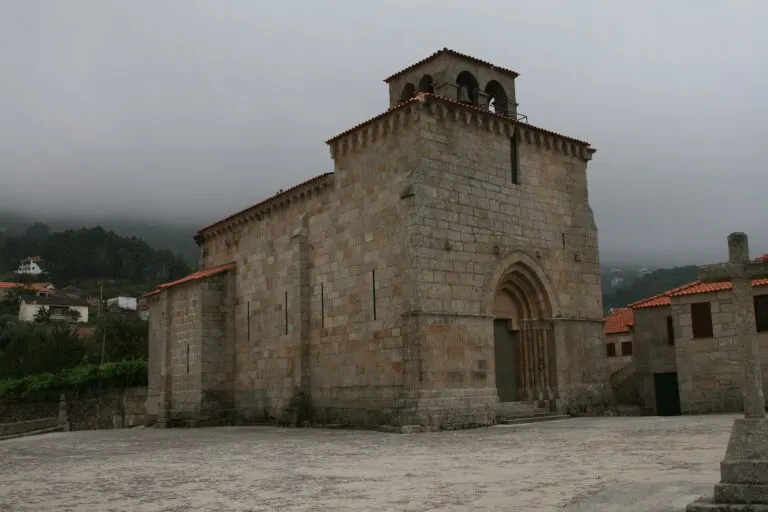 Adro e Igreja de São Martinho de Mouros num dia de nevoeiro