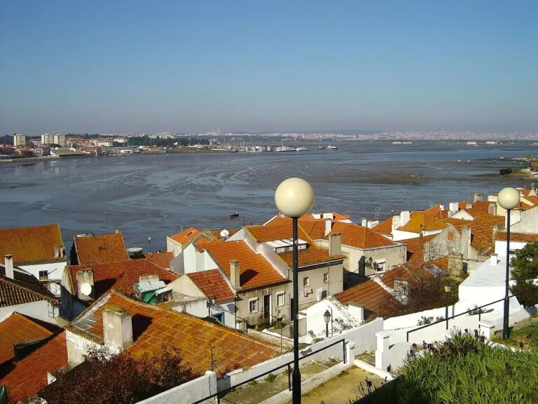 Telhados de Arrentela e o rio, vistos do alto da povoação