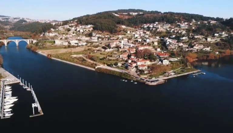 Vista aérea do Torrão, na margem do Tâmega junto à foz no Douro, com a ponte e as encostas onde se acendem as velas das Endoenças