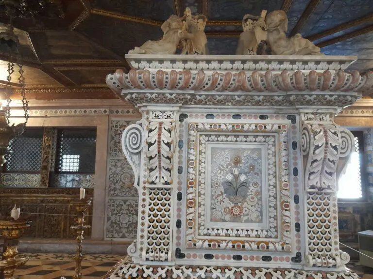 Túmulo de Santa Joana Princesa, em mármore embutido, na Igreja de Jesus, em Aveiro